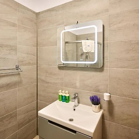 Evelyn's Spa&pool Mamaia