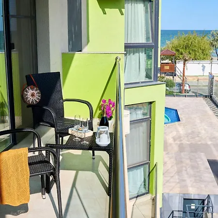 Evelyn's Spa&pool Mamaia